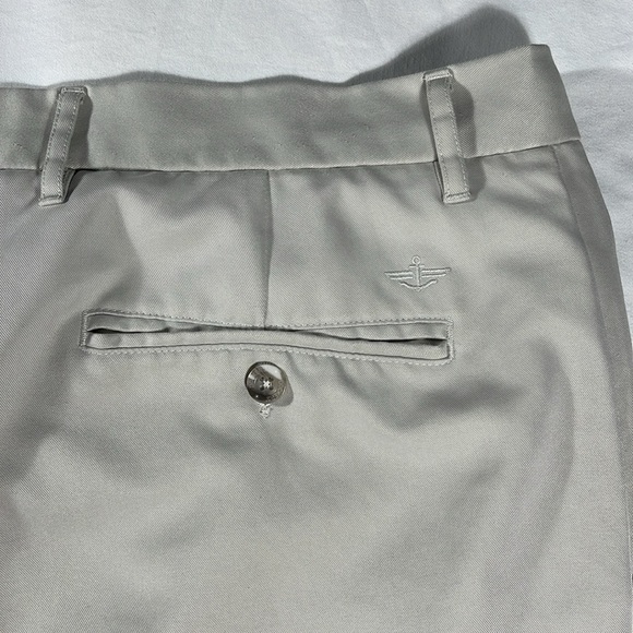 Dockers mens khaki polyester flat front 9.5" inseam Golf shorts - size 38 - Picture 6 of 11